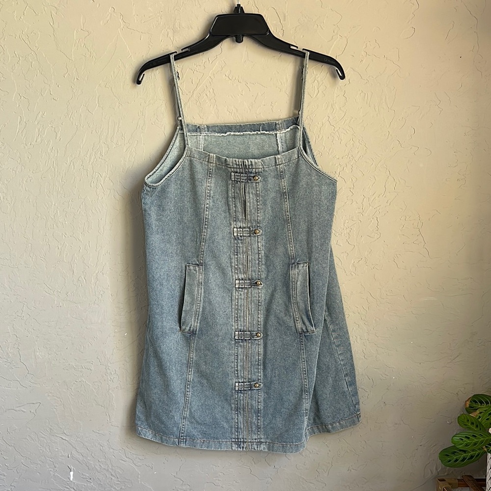 Denim adjustable strap‎ dress size medium. 2 front pockets button front detail